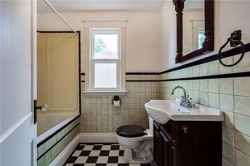 76 Weir Street N, Hamilton, ON - Indoor Photo Showing Bathroom