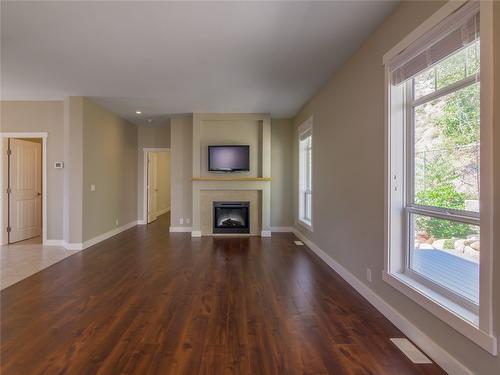 147-1675 Penticton Avenue, Penticton, BC - Indoor Photo Showing Living Room With Fireplace