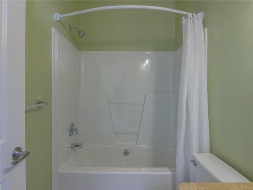 147-1675 Penticton Avenue, Penticton, BC - Indoor Photo Showing Bathroom