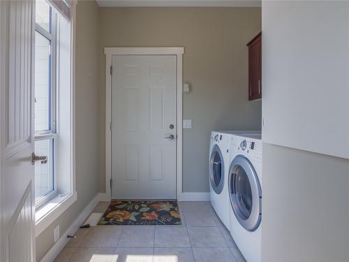 147-1675 Penticton Avenue, Penticton, BC - Indoor Photo Showing Laundry Room