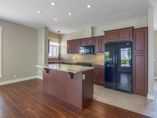 147-1675 Penticton Avenue, Penticton, BC - Indoor Photo Showing Kitchen With Upgraded Kitchen