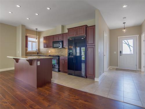 147-1675 Penticton Avenue, Penticton, BC - Indoor Photo Showing Kitchen