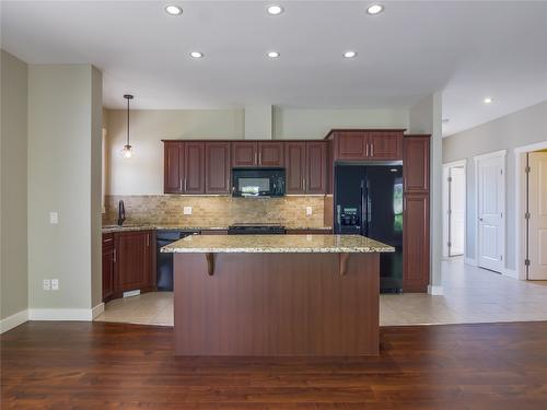 147-1675 Penticton Avenue, Penticton, BC - Indoor Photo Showing Kitchen