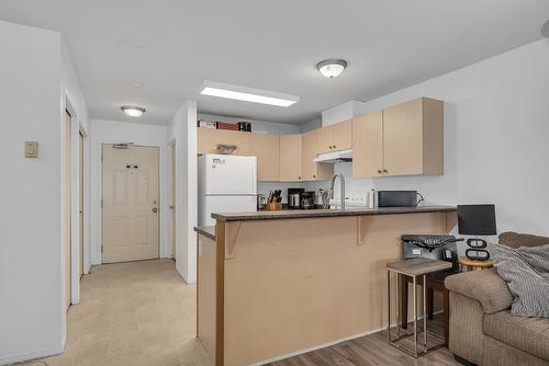 101-2733 Riffington Place, West Kelowna, BC - Indoor Photo Showing Kitchen