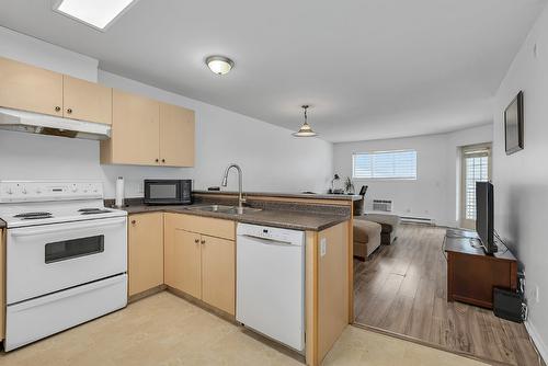 101-2733 Riffington Place, West Kelowna, BC - Indoor Photo Showing Kitchen