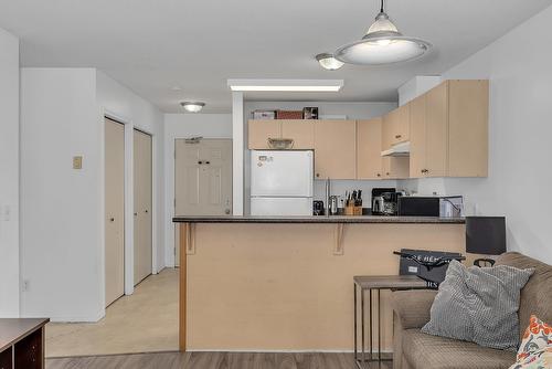 101-2733 Riffington Place, West Kelowna, BC - Indoor Photo Showing Kitchen