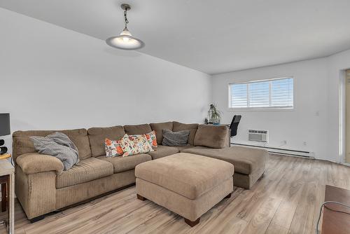 101-2733 Riffington Place, West Kelowna, BC - Indoor Photo Showing Living Room