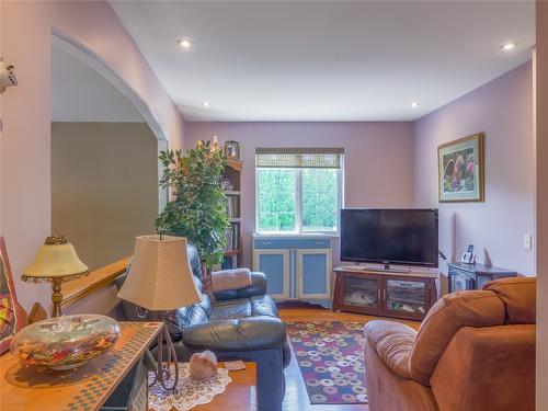 238 Park Rill Road, Oliver, BC - Indoor Photo Showing Living Room