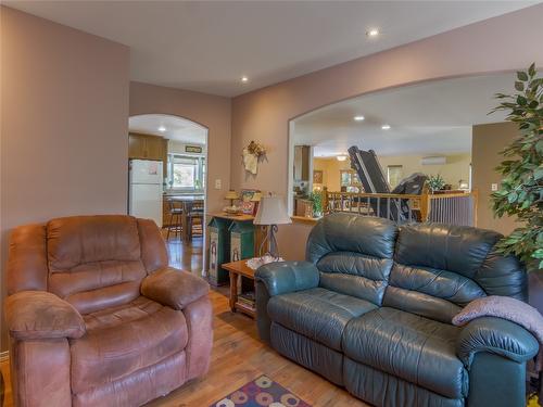 238 Park Rill Road, Oliver, BC - Indoor Photo Showing Living Room