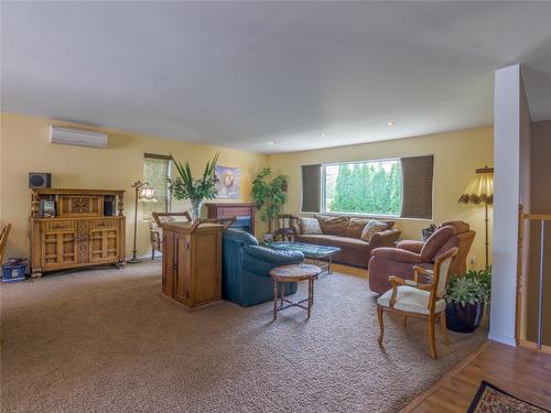 238 Park Rill Road, Oliver, BC - Indoor Photo Showing Living Room