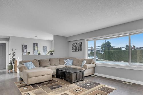 2612 Applewood Road, West Kelowna, BC - Indoor Photo Showing Living Room