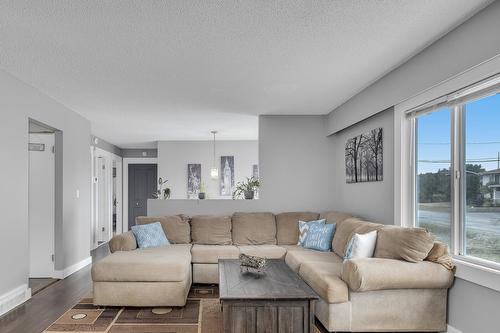 2612 Applewood Road, West Kelowna, BC - Indoor Photo Showing Living Room