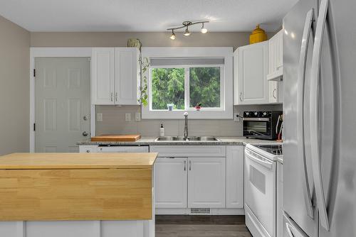 2612 Applewood Road, West Kelowna, BC - Indoor Photo Showing Kitchen With Double Sink