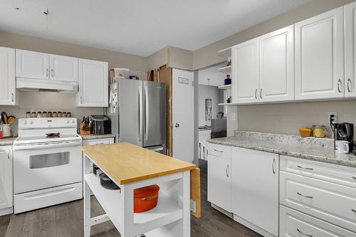 2612 Applewood Road, West Kelowna, BC - Indoor Photo Showing Kitchen