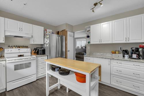 2612 Applewood Road, West Kelowna, BC - Indoor Photo Showing Kitchen