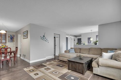 2612 Applewood Road, West Kelowna, BC - Indoor Photo Showing Living Room