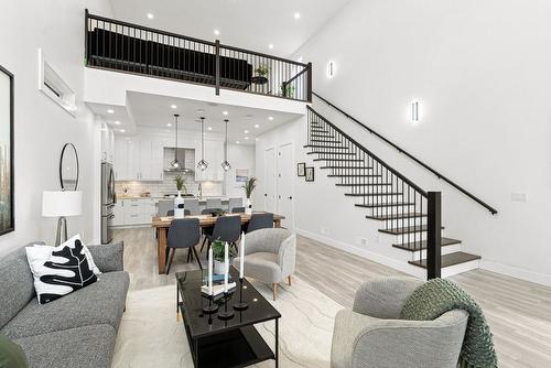 590 Radant Road, Kelowna, BC - Indoor Photo Showing Living Room