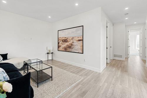 590 Radant Road, Kelowna, BC - Indoor Photo Showing Living Room