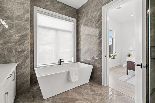 590 Radant Road, Kelowna, BC - Indoor Photo Showing Bathroom