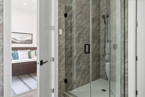 590 Radant Road, Kelowna, BC - Indoor Photo Showing Bathroom