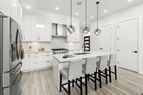 590 Radant Road, Kelowna, BC - Indoor Photo Showing Kitchen With Upgraded Kitchen