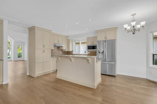 5-1201 Cameron Avenue, Kelowna, BC - Indoor Photo Showing Kitchen