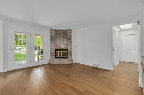 5-1201 Cameron Avenue, Kelowna, BC - Indoor Photo Showing Living Room With Fireplace