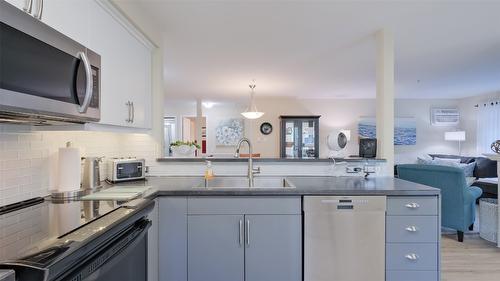 210-686 Lequime Road, Kelowna, BC - Indoor Photo Showing Kitchen