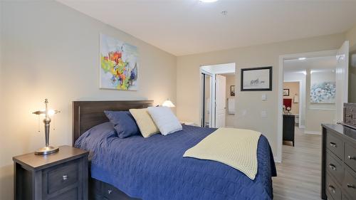 210-686 Lequime Road, Kelowna, BC - Indoor Photo Showing Bedroom