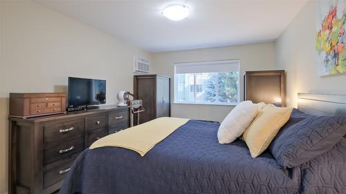 210-686 Lequime Road, Kelowna, BC - Indoor Photo Showing Bedroom