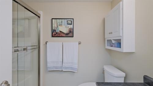 210-686 Lequime Road, Kelowna, BC - Indoor Photo Showing Bathroom