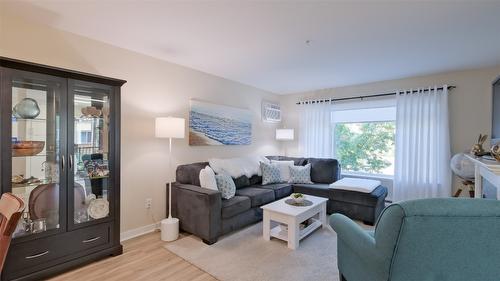 210-686 Lequime Road, Kelowna, BC - Indoor Photo Showing Living Room