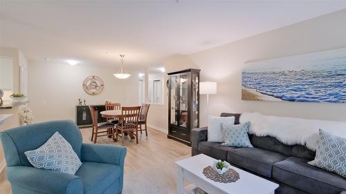 210-686 Lequime Road, Kelowna, BC - Indoor Photo Showing Living Room