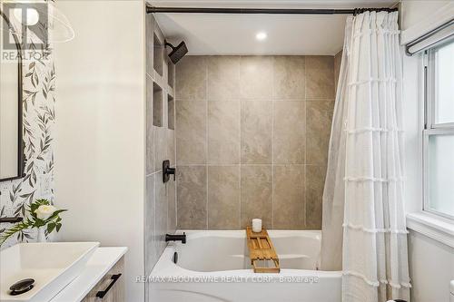 105 Victoria Street, Hamilton (Waterdown), ON - Indoor Photo Showing Bathroom