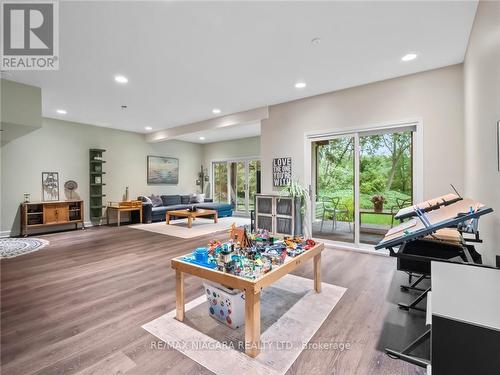 1647 Gregory Road, St. Catharines, ON - Indoor Photo Showing Living Room