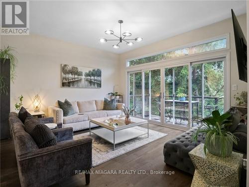 1647 Gregory Road, St. Catharines, ON - Indoor Photo Showing Living Room