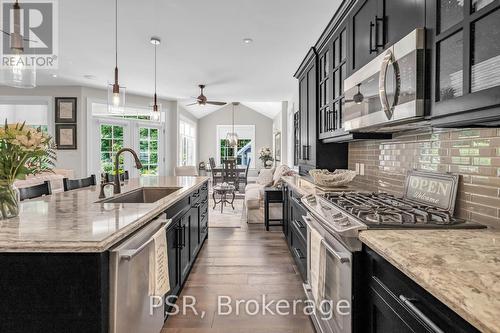 370 Fraser Street, Gravenhurst, ON - Indoor Photo Showing Kitchen With Upgraded Kitchen