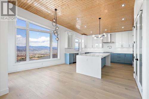 2302 Lavetta Drive, Kelowna, BC - Indoor Photo Showing Kitchen