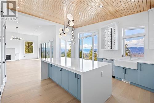 2302 Lavetta Drive, Kelowna, BC - Indoor Photo Showing Kitchen With Upgraded Kitchen