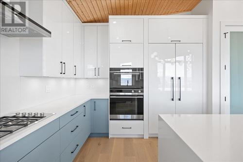 2302 Lavetta Drive, Kelowna, BC - Indoor Photo Showing Kitchen With Upgraded Kitchen