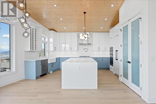 2302 Lavetta Drive, Kelowna, BC - Indoor Photo Showing Kitchen