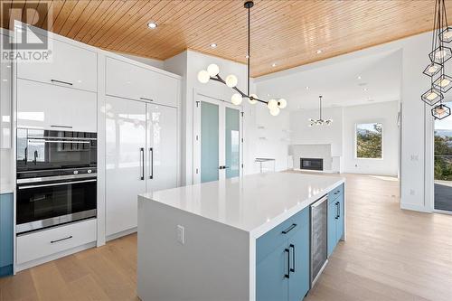 2302 Lavetta Drive, Kelowna, BC - Indoor Photo Showing Kitchen With Upgraded Kitchen