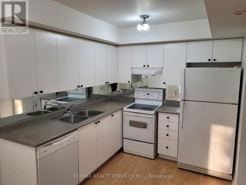 4 - 4620 Guildwood Way, Mississauga (Hurontario), ON - Indoor Photo Showing Kitchen With Double Sink