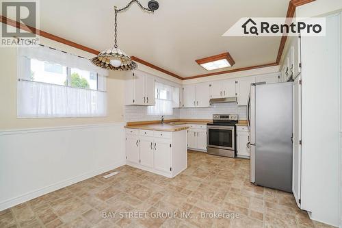 205 Peterwood Court, Newmarket (Gorham-College Manor), ON - Indoor Photo Showing Kitchen