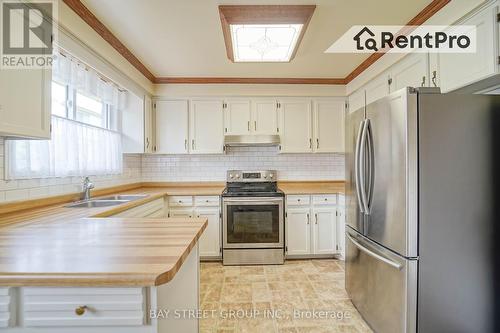 205 Peterwood Court, Newmarket (Gorham-College Manor), ON - Indoor Photo Showing Kitchen With Double Sink