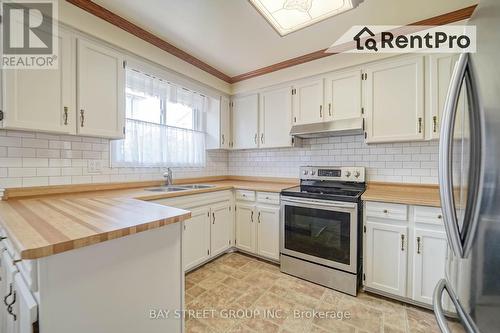 205 Peterwood Court, Newmarket (Gorham-College Manor), ON - Indoor Photo Showing Kitchen With Double Sink