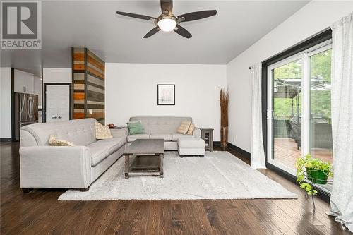 347 Dry Pine Bay, Alban, ON - Indoor Photo Showing Living Room