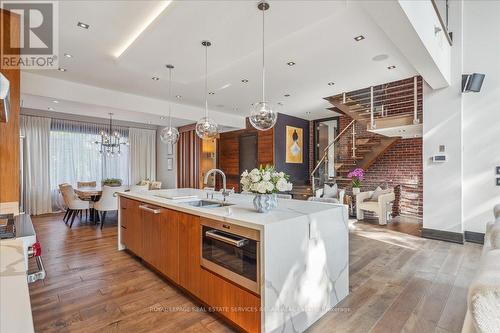 1031 Welwyn Drive, Mississauga (Clarkson), ON - Indoor Photo Showing Kitchen With Double Sink With Upgraded Kitchen