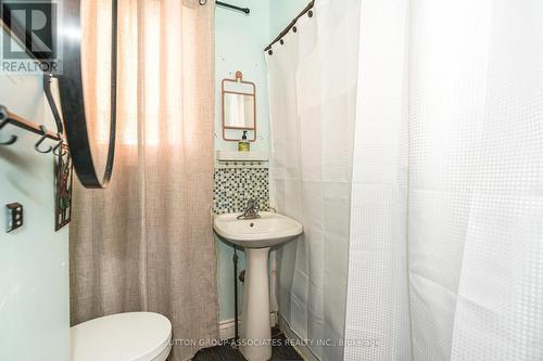 16 North Bonnington Avenue, Toronto (Clairlea-Birchmount), ON - Indoor Photo Showing Bathroom