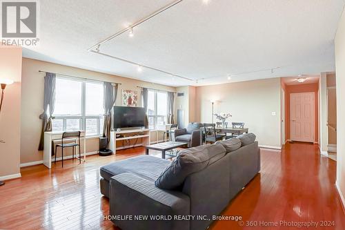 Ph#105 - 1 Lee Centre Drive, Toronto, ON - Indoor Photo Showing Living Room